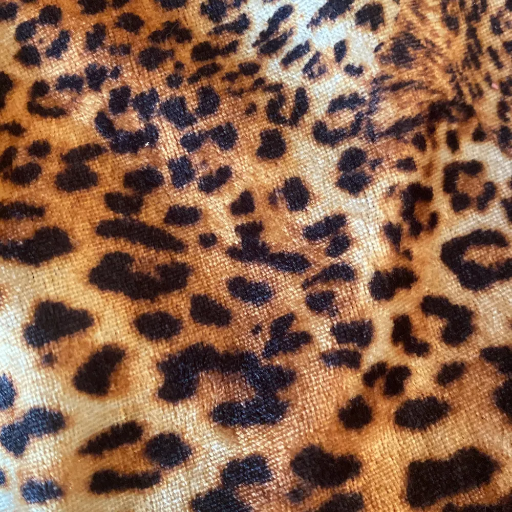 Säljer en leopard tröja i storlek 152. Vet inte riktigt vart den kommer ifrån. Tröjan är aldrig andvänd så i väldigt bra skick. Pris kan diskuteras!  . Tröjor & Koftor.