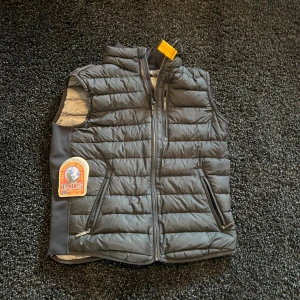 Parajumper Y-M - Storlek Y-M 140-155 ungefär  Helt äkta och är i nästan nyskick 