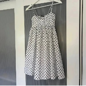 Söker!! - Söker denna prickiga klänning från zara! Kontakta mig om ni vill sälja i strl S/XS
