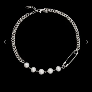 Maria Nilsdotter  - ENDAST INTRESSEKOLL! Kollar om det finns intressa av folk att köpa mitt fantastiska halsband! Nypris ligger på 6500 och halsbandet är i nyskick!