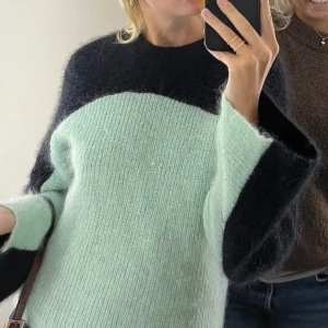 Mohairtröja &otherstories - Så fin mintgrön och svart stickad tröja från &OtherStories 🪷 krympt lite i tvätten så sitter mer som en S men töjs ut efter några användningar 🙈