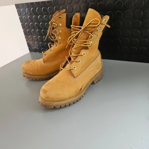 Timberland stövlar, brun - Säljer ett par Timberland stövlar i brun färg.  Stövlarna är i bra skick och har använts sparsamt.  Säljes enligt bild