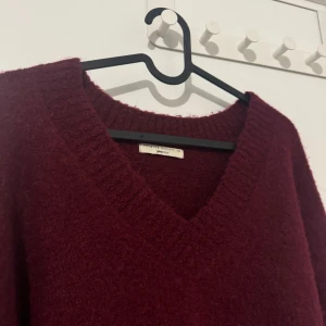 Tröja - Vinröd tröja från Gina Tricot, super skön nu till hösten. Använd endast ett par gånger, bra skick. 