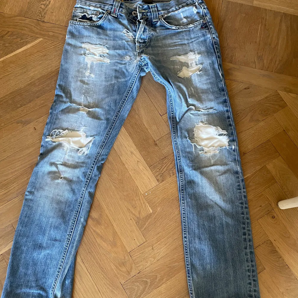 Snygga jeans för killar som är köpta second hand men inte mycket använt av mig! Sitter bra och har inga synliga skador (förutom de hål som ska vara på Jeansen) . Jeans & Byxor.