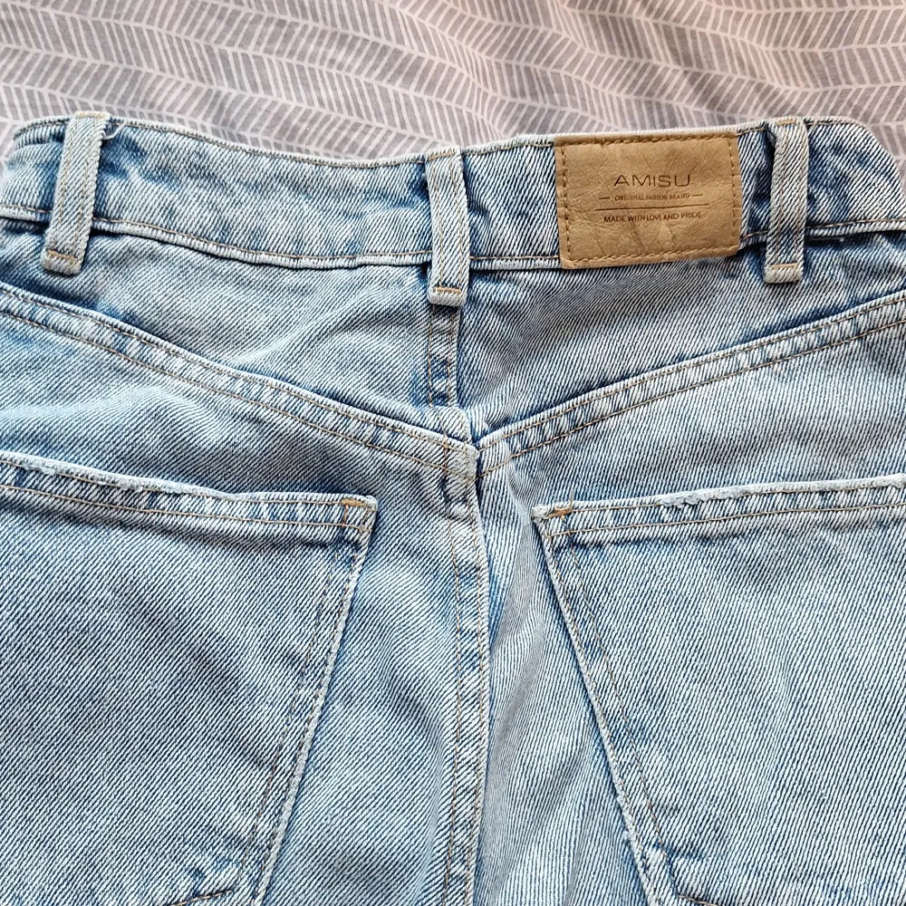 Högmidjade jeans i storlek 32 (XXS) från New Yorker .Passar långa. Passar mig som är 174. Innerbens längd 81 och midja rakt över 29. Pris kan diskuteras . Jeans & Byxor.