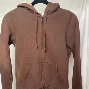 Brun kofta som är fluffig på insidan med dubbel dragkedja - Y2k kofta med vit päls inuti som sitter jättevackert.   Annonsen är uppladdad både på vinted och plick, först till kvarn gäller! Priset är diskuterbart