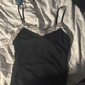 Intimissimi linne - Säljer nu mitt linne ifrån intimissimi, använt endast 1 gång. Så i nyskick! Säljer därför att den inte kommer till användning, pris går att diskutera! Bara att höra av sig för fler bilder eller frågor! ❤️