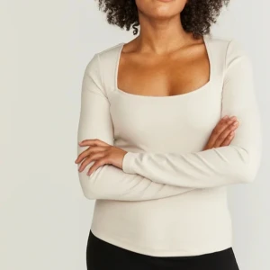 jätte vit ringad tröja - använd max 1 gång, kommer inte till användning för den och skicket är jättebra! den är skön och stretchig 