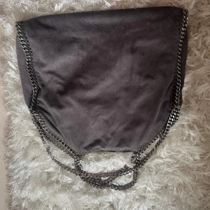 Stella McCartney fallabella bag  - Superfin Stella McCartney väska som jag tyvärr inte använder längre. Äkthetsbevis från Vestiaire collective medföljer. Skriv privat vid frågor eller fler bilder💕💕