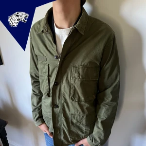 GO MILITÄRJACKA  - Riktigt fet militärjacka, perfekt till hösten | Skick: 9/10 | Strl: Passar M | Modellen är 182cm | Hör av dig vid frågor eller funderingar!