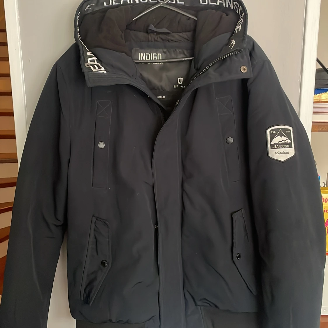 Säljer en varm och tjock vinter jacka, knappt använd och väldigt bra att ha under vintern. - 91