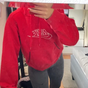 Nike hoodie - En röd Nike hoodie. Nyskick, i storlek S.