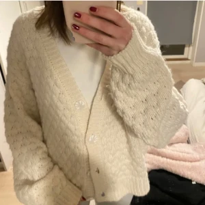 Vit stickad kofta  - Jätte snygg stickad kofta perfekttt nu till hösten🍁🍁