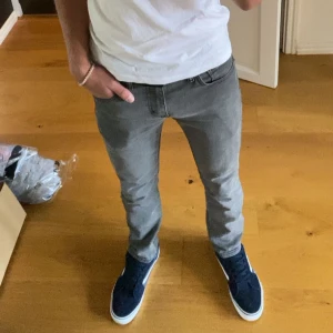 Levis 511 - Feta Levis jeans i toppen skick. Modellen på bilden är 185 cm.