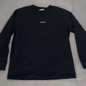 Acne Studios- LS logo T-shirt - Använda 1 gång! Nypris ligger på 2700kr. 