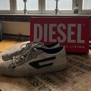 Diesel skor - Tjena, säljer nu dessa feta diesel skorna. De är i helt okej skick. Inga större skador på de. Hör av dig vid frågor!