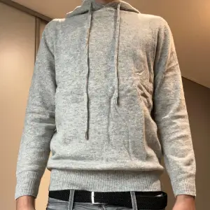 Stilren merinoull hoodie som passar till allt. Hoodien är perfekt för denna årstid då den håller värme bra. Han på bild är 184 och den är liten på honom. Snabb affär föredras, inga skambud