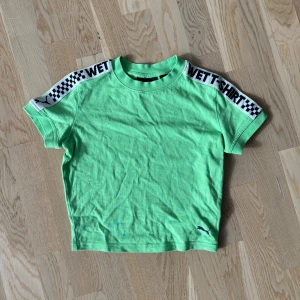 Puma by Rihanna/Fenty topp - Topp/babytee från Puma by Rihanna/Fenty. Tight i passformen. Jättefint skick, aldrig använd😇 Storlek xs/34
