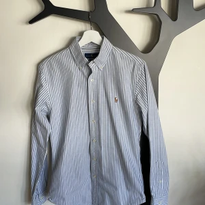 Ralph Lauren Skjorta - Blåvit randig skjorta ifrån Polo Ralph Lauren i storlek slim fit S. Har endast använts ett fåtal gånger och den är fortfarande i nyskick. Nypris 1795kr