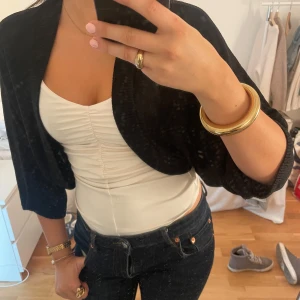 Bolero - Superfin stickad bolero, ”skimrar” lite🥰Skulle säga att den passar de flesta men jag brukar ha S💗