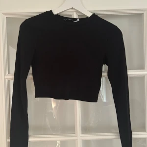 Croppad tröja - Croppad tröja från NAKD, storlek xxs, bra skick, hör av er vid frågor eller intresse!🩷 30kr