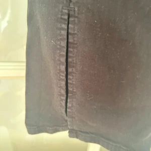 Slit jeans - Slit jeans från zara, storlek 38, bra skick, hör av er vid frågor eller intresse!🩷 40kr