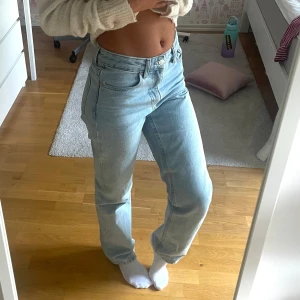 Ljusblå jeans  - Ljusblå, nästintill oanvända jeans från Weekday. Midrise modell med raka ben, jag är 167 för referens.