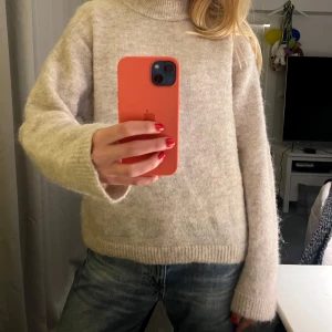 Stickad tröja  - En supermysig tröja i ull och alpaca! Använd kanske 2 gånger!!?! Så lyxig och snygg, inte alls stickig⭐️lite större i storleken, är vanligtvis en S💓ordinarie pris: 499kr