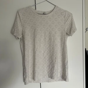Tshirt Veromoda - Säljer denna mönstrade tshirt från veromoda. Strlk S, säljer för 60kr💕