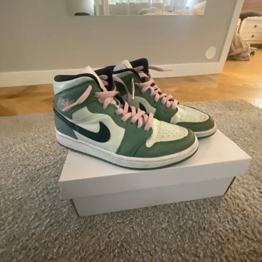 Hej jag säljer nu mina jordans 1 i dutch green,De är Limited edition och kostar runt 4-7k vanligast men säljer för de inte kommer till användning. har andvänder ca 5 gånger, tveka inte att höra av dig för intresse, frågor eller mer information! 💗 . Skor.