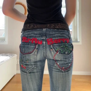 Dundersöta jeans!! - Ett par jättegulliga jeans som tyvärr var för små för mig😢😢 Bilderna är från förra ägaren (då dom är för små) Fläckar på ena låret!!!!