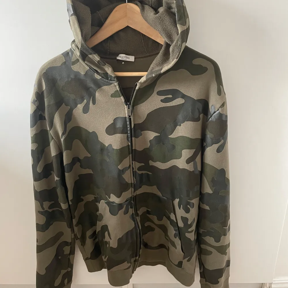 Säljer en snygg och stilren camouflage hoodie från Valentino. Äkthet garanteras! Storlek S/M. Skick 9/10. Mitt pris 1700kr🤝. Tröjor & Koftor.