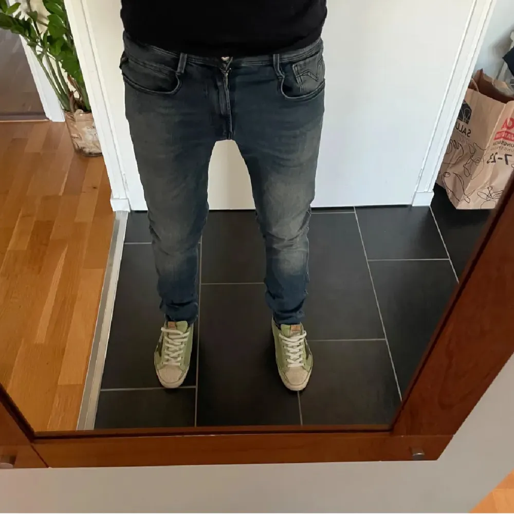 Tja, säljer mina replay jeans för det har blivit för små. Dem är i storlek 34 i midja och i längd 31, sitter alltså jätte bra. Nypris 1800 kr. Kan gå ner i pris vid snabb affär.. Farkut & Housut.