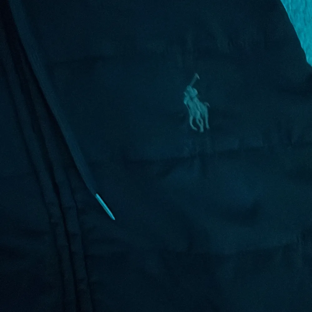 Säljer min mycket fina Ralph Lauren väst ! Den är i mycket bra skick 8/10 anledningen till att jag inte använt den så mycket är för jag haft en annan väst så denna väst blev inte så använd. Priset är inte hugget i sten 🗡️🪨.. Jackor.