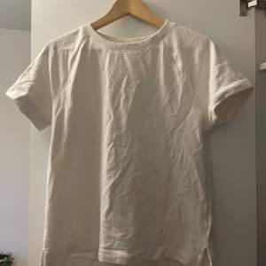 En vit tröja/t-shirt från H&M i stlk XS med tjockt tyg som inte har används. 