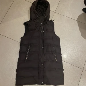Zara väst dam - En väst i färgen svart från zara i bra skick