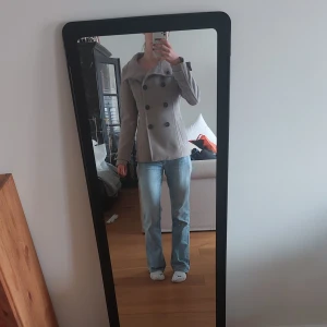 Höstjacka - Superfrin höstjacka i nyskick! Storlek xs, från hm och passar pefekt nu till hösten! Kontakta för fler bilder💞