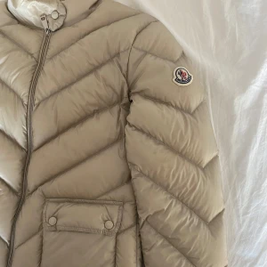 Moncler jacka  - Säljer min monclerjacka i storlek XS.  Passar bra till våren och hösten.  Den är använd ett fåtal gånger så den är i nästan nyskick🩷🩷 köparen står för frakten. Kvitto och qr kod finns 