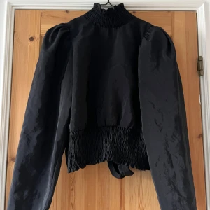 Blus med öppen rygg och rosett i bak - Använd ca 1 gång, fina detaljer och rosett som knyts i den öppna ryggen