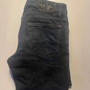 Säljer ett par svarta sjukt snygga Jacob Cohen jeans | Dem är nästan nya | Skick: 9/10 | Nypris 4800 mitt pris 899kr