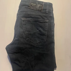 Jacob Cohen Jeans - Säljer ett par svarta sjukt snygga Jacob Cohen jeans | Dem är nästan nya | Skick: 9/10 | Nypris 4800 mitt pris 899kr