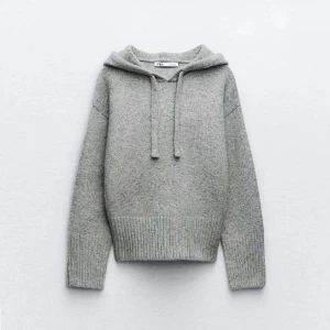 Eftertraktad stickad hoodie - Trendig stickad hoodie från zara, slutsåld överallt. I storlek S men passar större. Knappt andvända så helt nyskick, inga defekter. Säljer för 200, köpte för 400!💕