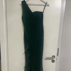 Grön festklänning  - Storlek M/L Använd en gång