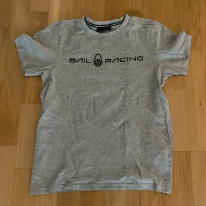 SAIL-RACING T-shirt grå - Storlek:160 Skick:Bra skick