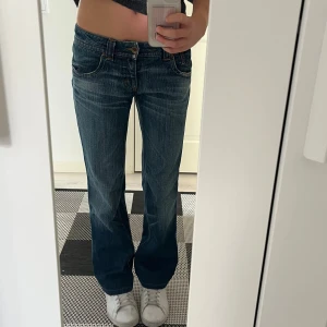 Low boot jeans - Supersnygga lowwaist bootcut jeans köpta second hand. De är från ”gas”. Inga defekter som syns. Storlek står ej men passar mig perfekt som bär 32/34 💘