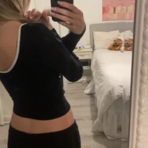 Tröja med låg rygg - Tröja från stradivarius med låg rygg och vita detaljer❣️ Knappt använd (Tredje bilden är ryggen på tröjan)