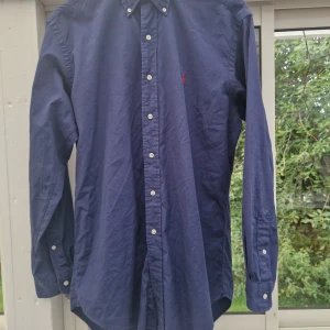 Ralph Lauren skjorta - Fin Ralph Lauren skjorta i blått. Stl S Classisk fit