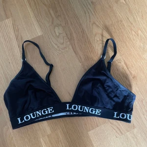 Lounge Underwear BH - Lounge Underwear BH/topp, storlek L - Ordinare 400 kronor - Använd 2 gånger - Köparen står för frakten - Inga returer - Betalning via köp direkt 