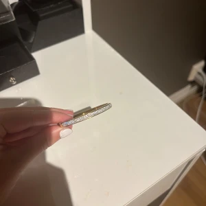 Guld armband  - Jätte fint guldarmband med glitter, aldrig använt 