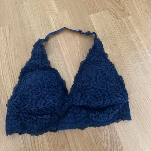 Marinblå BH - Marinblå BH från Hunkemöller, storlek L - Köparen står för frakten - Inga returer - Betalning via köp direkt 